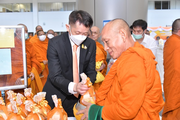 อัยการสูงสุดนำข้าราชการฝ่ายอัยการและบุคลากรสำนักงานอัยการสูงสุด ร่วมทำบุญตักบาตรเนื่องในวันขึ้นปีใหม่ 2567