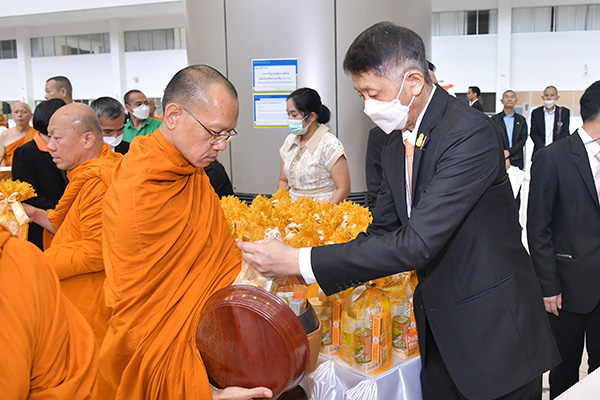 สำนักงานอัยการสูงสุด จัดพิธีตักบาตรพระนวกะ จำนวน 47 รูป ถวายพระพรชัยมงคลและถวายเป็นพระราชกุศลแด่สมเด็จพระเจ้าลูกเธอ เจ้าฟ้าพัชรกิติยาภาฯ