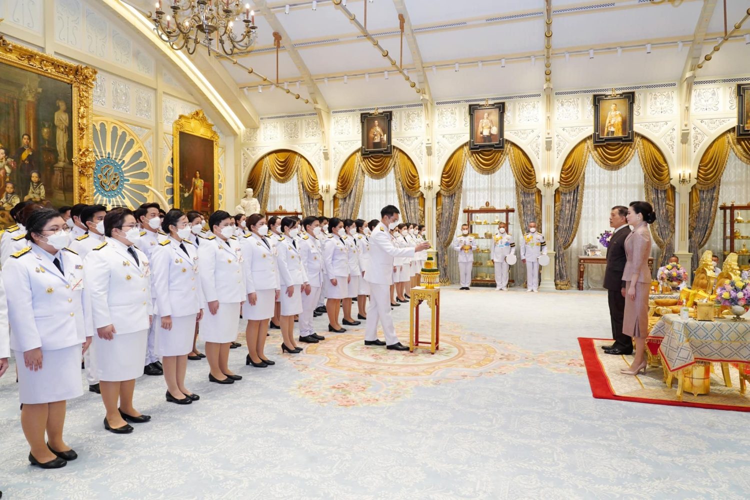 พระบาทสมเด็จพระเจ้าอยู่หัว และสมเด็จพระนางเจ้า ฯ พระบรมราชินี พระราชทานพระบรมราชวโรกาสให้อัยการสูงสุด นำคณะอัยการประจำกองเฝ้าทูลละอองธุลีพระบาทถวายสัตย์ปฏิญาณก่อนเข้ารับหน้าที่