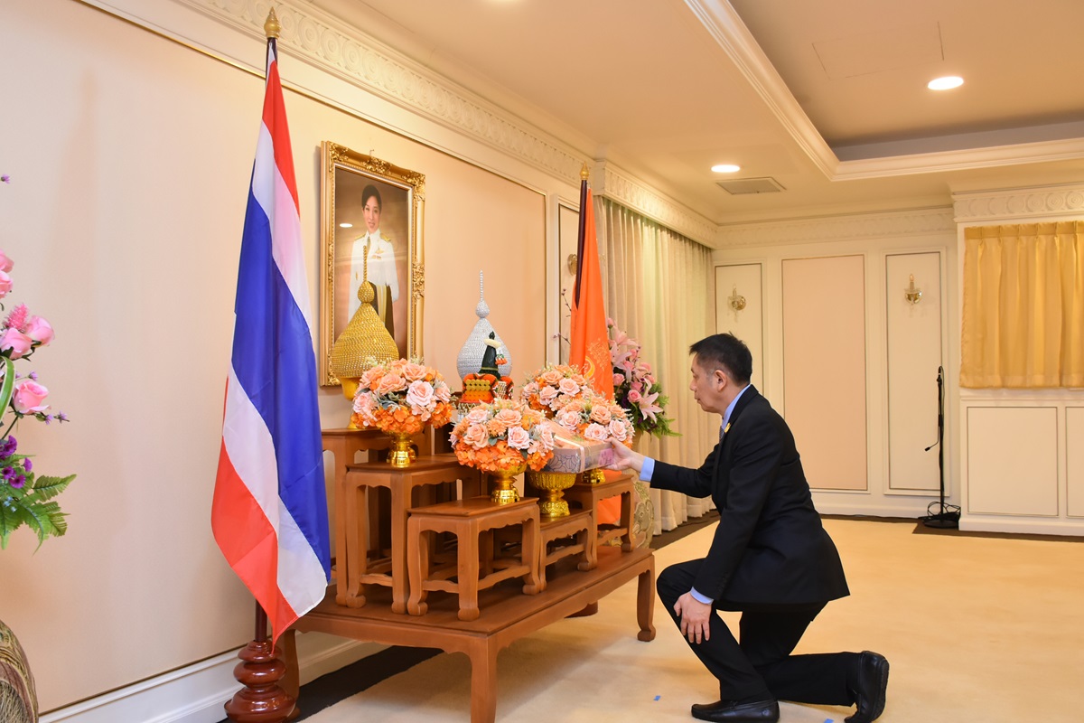 กรมวังผู้ใหญ่ประจำพระองค์ สมเด็จพระเจ้าลูกเธอ เจ้าฟ้าพัชรกิติยาภา นเรนทิราเทพยวดี กรมหลวงราชสาริณีสิริพัชร มหาวัชรราชธิดา เชิญของขวัญพระราชทานมอบแก่อัยการสูงสุด เนื่องในโอกาสวันขึ้นปีใหม่ พุทธศักราช 2567