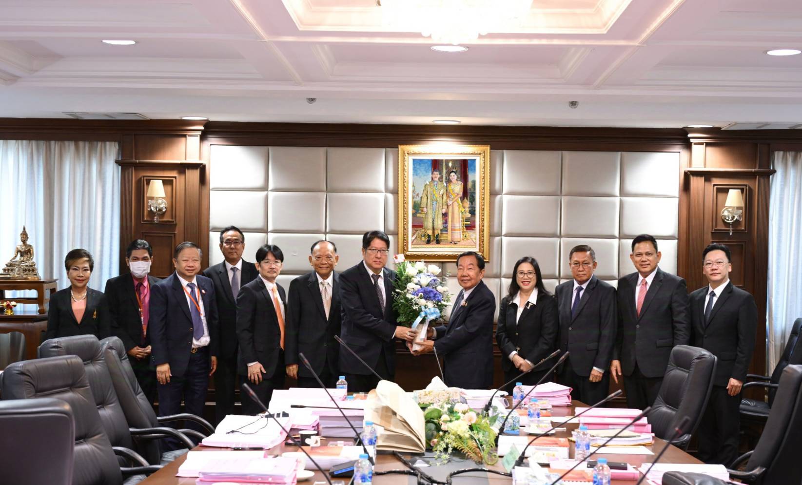 อัยการสูงสุดรับมอบดอกไม้แสดงความยินดีจากประธานคณะกรรมการอัยการ