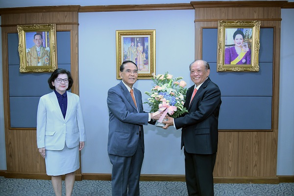 ประธานคณะกรรมการอัยการและอัยการสูงสุดในฐานะรองประธานคณะกรรมการอัยการมอบดอกไม้แสดงความยินดี แก่กรรมการอัยการผู้ทรงคุณวุฒิ ที่ได้รับเลือกตั้งใหม่