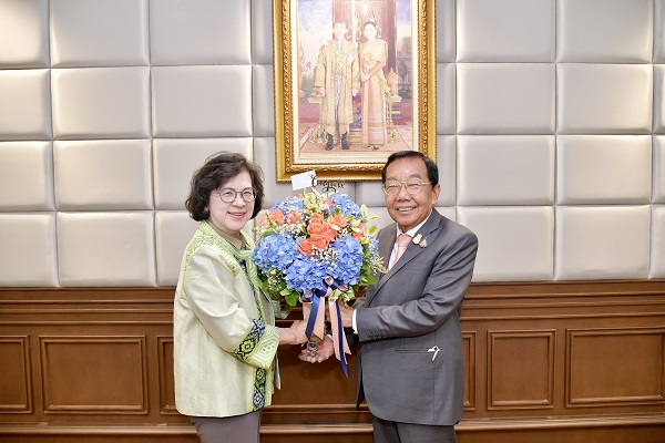 อัยการสูงสุดมอบดอกไม้แสดงความยินดีประธานคณะกรรมการอัยการ