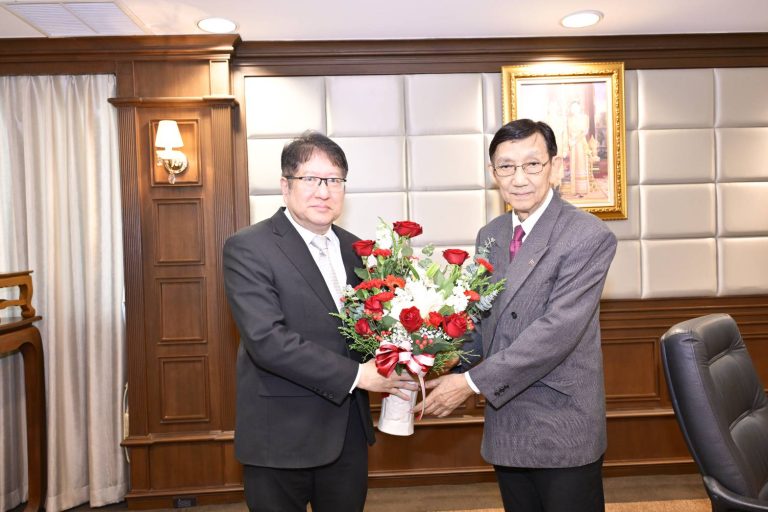 อัยการสูงสุดมอบดอกไม้แสดงความยินดีประธานคณะกรรมการอัยการ