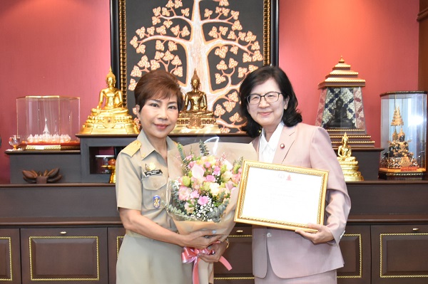 อัยการสูงสุดรับประกาศเกียรติคุณในฐานะอัยการสูงสุดสตรีคนแรกของไทย