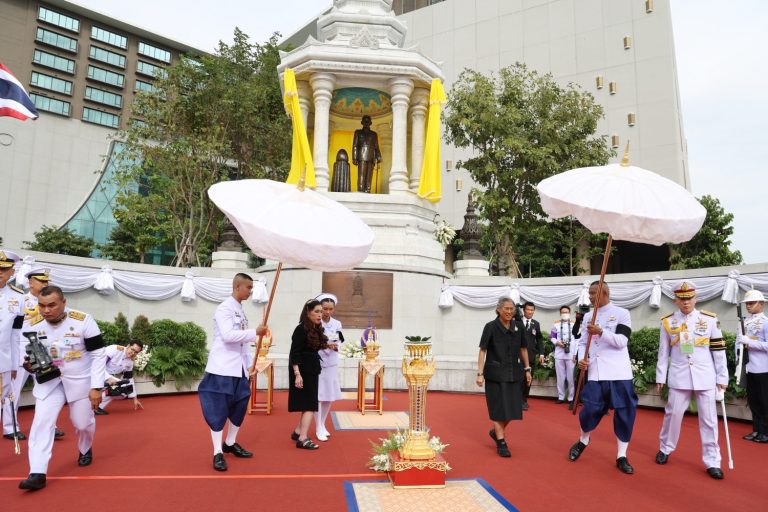อัยการสูงสุดเฝ้ารับเสด็จฯ สมเด็จพระกนิษฐาธิราชเจ้า กรมสมเด็จพระเทพรัตนราชสุดาฯ สยามบรมราชกุมารี ในพิธีเปิดพระบรมราชานุสาวรีย์พระบาทสมเด็จพระบรมชนกาธิเบศรฯ