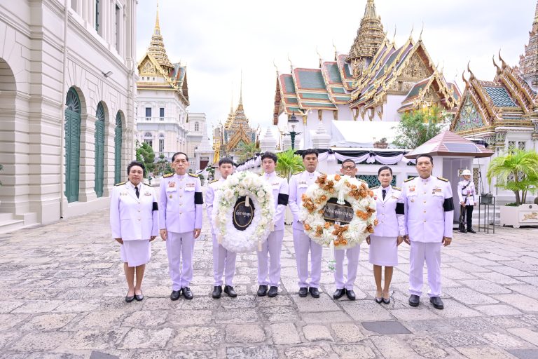 สำนักงานอัยการสูงสุดเข้าถวายสักการะพระบรมศพ สมเด็จพระนางเจ้าสิริกิติ์ พระบรมราชินีนาถพระบรมราชชนนีพันปีหลวง ณ พระที่นั่งดุสิตมหาปราสาทในพระบรมมหาราชวัง