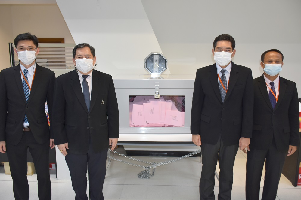 คณะกรรมการเก็บรักษาบัตรลงคะแนนดำเนินการปิดผนึกหีบบัตรลงคะแนนการเลือกกรรมการอัยการผู้ทรงคุณวุฒิ