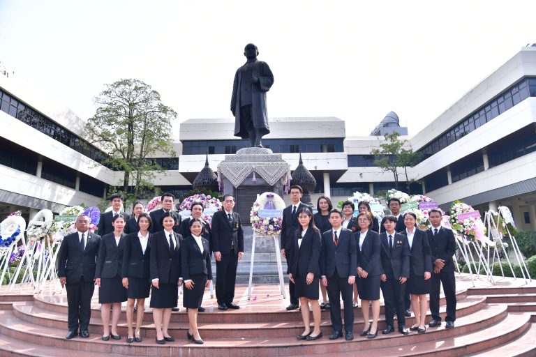 สำนักงานอัยการสูงสุด ร่วมวางพวงมาลาถวายราชสักการะพระบรมราชา        นุสาวรีย์ฯ เนื่องในวันคล้ายวันสวรรคตพระบาทสมเด็จพระมงกุฎเกล้า             เจ้าอยู่หัว