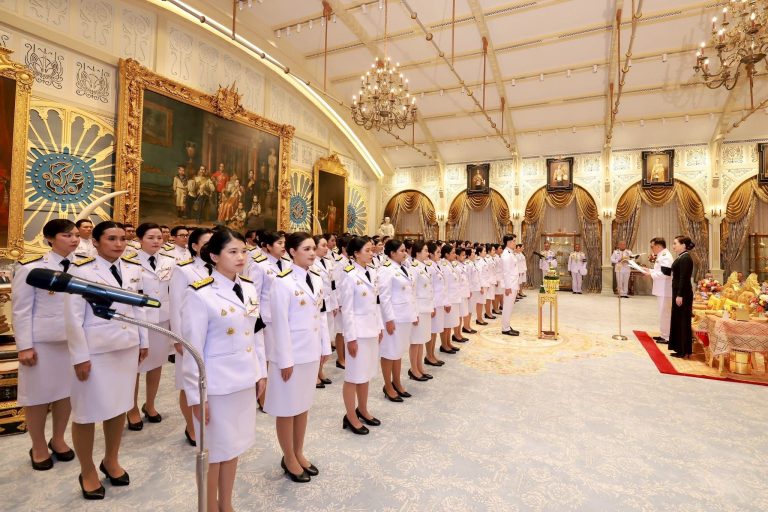 พระบาทสมเด็จพระเจ้าอยู่หัว และสมเด็จพระนางเจ้า ฯ พระบรมราชินี พระราชทานพระบรมราชวโรกาสให้อัยการสูงสุด นำคณะอัยการประจำกอง เฝ้าทูลละอองธุลีพระบาท ถวายสัตย์ปฏิญาณก่อนเข้ารับหน้าที่
